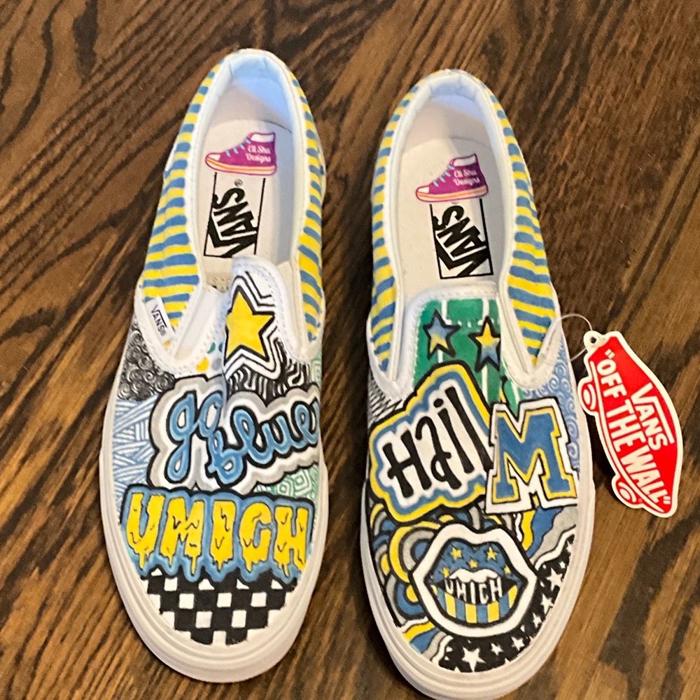 Vans White/Blue/Yellow Graphic Slip-On U Michigan Sneakers, size 9